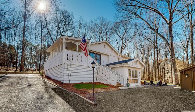 Modern adventure cabin with firepit, large balcony, games, & AC - dog-friendly