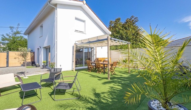 Modern air-conditioned house with garden!