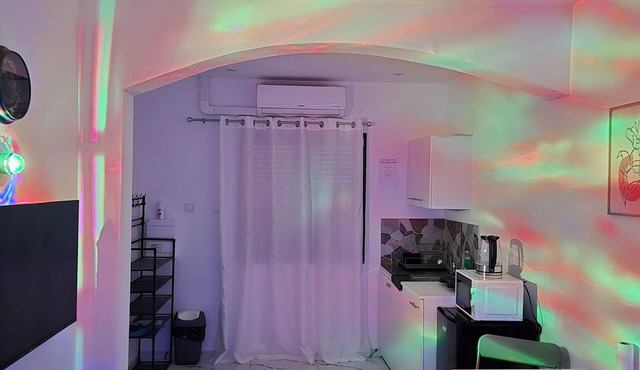 Modern air-conditioned studio - Independent entrance