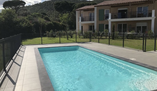 Modern, air-conditioned 2-bed duplex apt with beautiful private terrace & garden