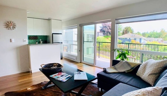 Modern, airy and bright, this private apartment sits on the top of Queen Anne hill.