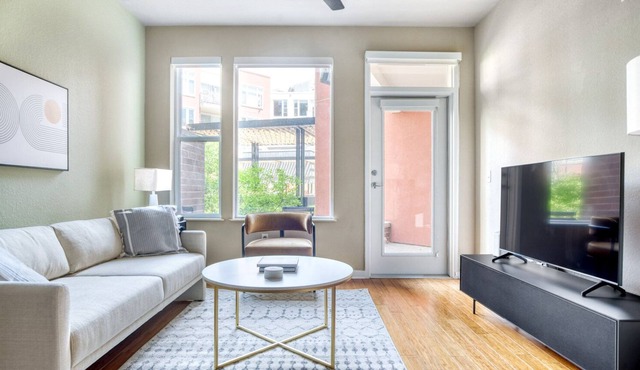 Modern Alara Union 1BR w/ Pool, Gym & BBQ, near Union Station, by Blueground