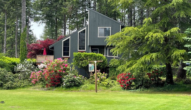 Modern Alderbrook pet-friendly retreat.