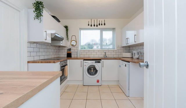 Modern | All Mod Cons | IPTV| BBQ | Sleeps 8