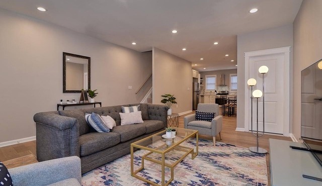 Modern All-New, Near Downtown, Private Parking - walking to Children Hospital