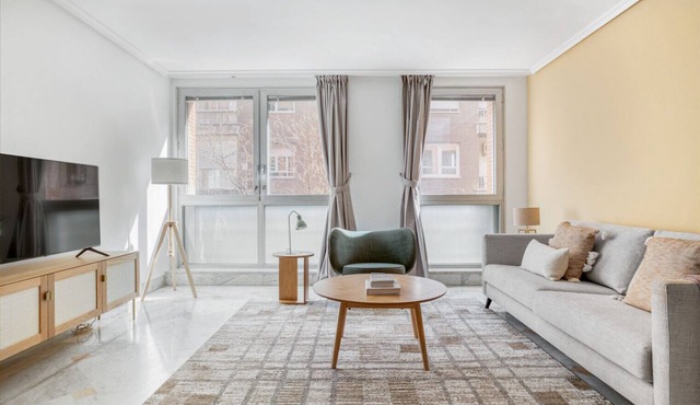 Modern Almagro 1BR w/Gym & Pool, nr Museo Sorolla, by Blueground
