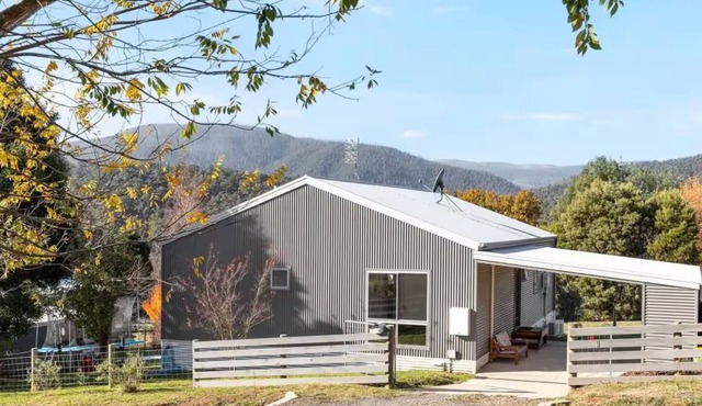 Modern alpine cabin located near Marysville’s shops, cafés, & scenic bushwalks.