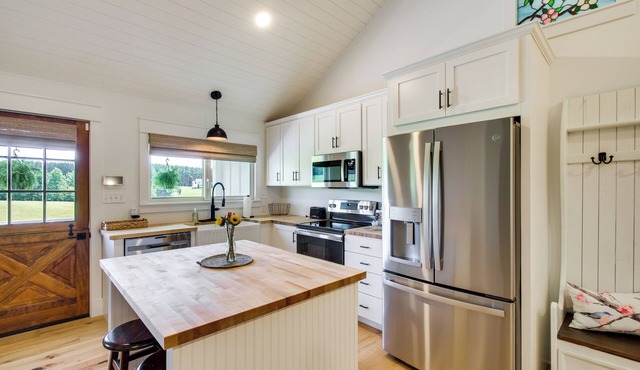 Modern Altavista Farmhouse w/Countryside Views