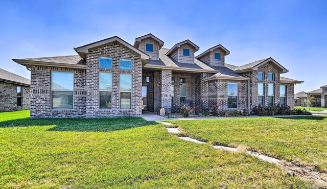 Modern Amarillo House w/Fire Pit + Hot Tub!