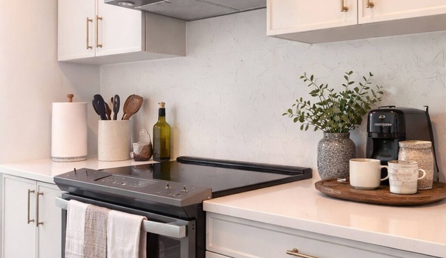 Modern, Amenity-Rich City APT: 10 min to Pentagon, White House, & DC Downtown
