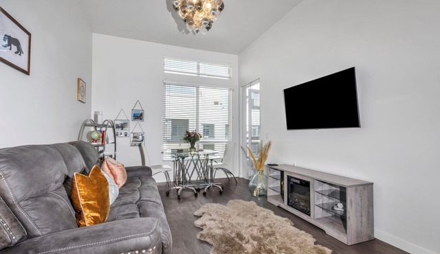 Modern Anaheim Retreat By Disney- Pool, Gym, WiFi, Outdoor Areas and More