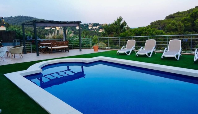 MODERN AND BEAUTIFUL VACATION HOME IN A QUIET LOCATION FOR 10 PEOPLE BEACH 2 KM.