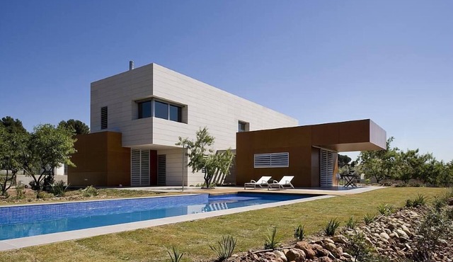 Modern and big house with swimming-pool and garden