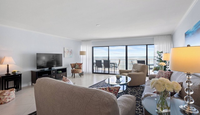 Modern and Bright Remodeled Oceanfront 2bedroom Condo