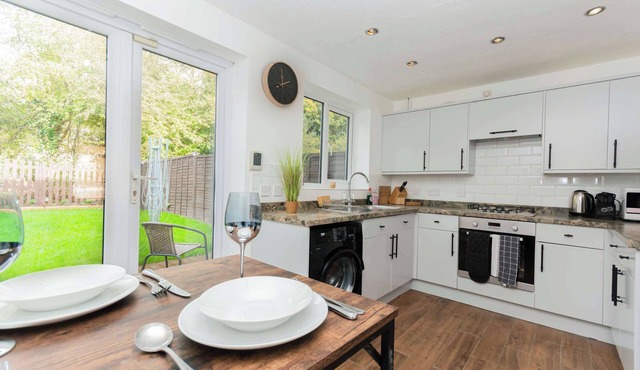 Modern and Bright 3 Bed Swindon Home with Parking