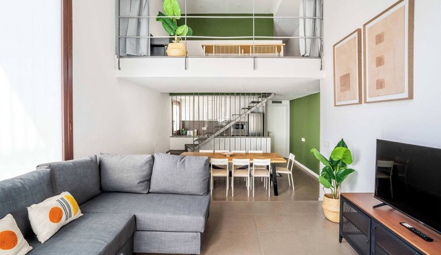 Modern and bright 4BD triplex in Paralel!