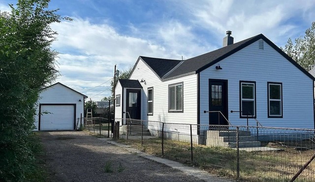 Modern and chic 2 bedroom home near Glacier!