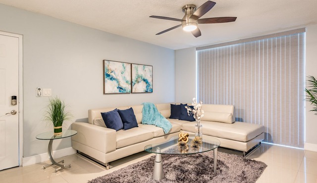 Modern and chic 1B/1B in South Florida near Beach