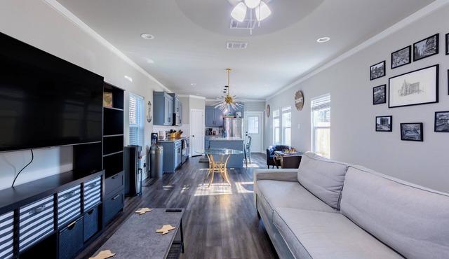 Modern and comfortable 3 BR home near Downtown Dallas w/balcony and yard