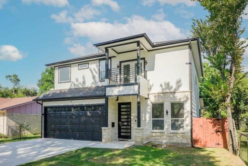 Modern and Comfortable Home Close to Downtown