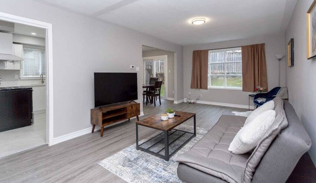 Modern and Comfy * 5 BR Home