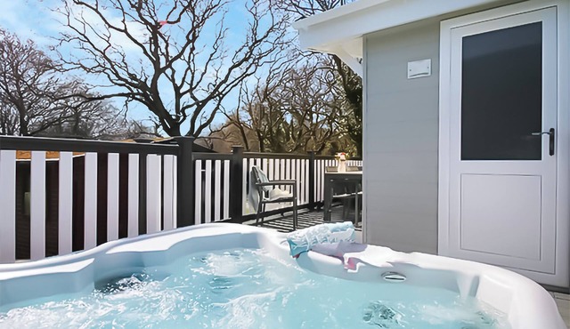 Modern and contemporary two bedroomed lodge with one double and one twin.