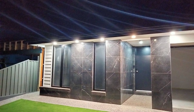 Modern and cosey 4 bedroom house walk to beach