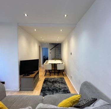 Modern and Cosy 3 bedroom flat in newport, great M4 Links