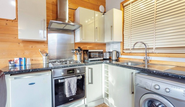 Modern and cosy lodge with one double and en suite walk in shower.