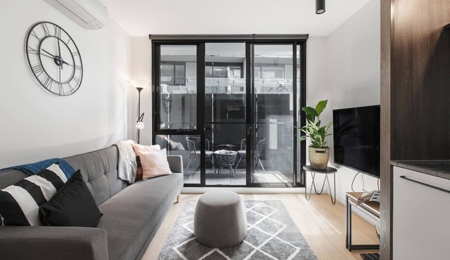 Modern and Cosy Parkland Retreat near Yarra River