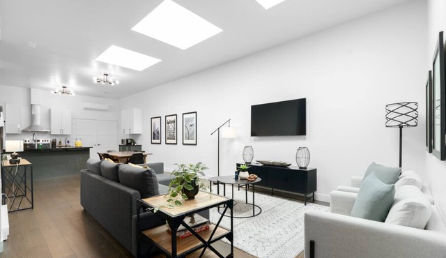 Modern and Cozy 2bdr near St-Hubert Plaza