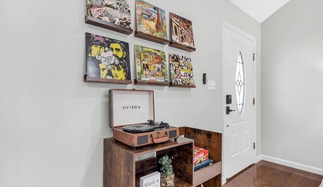 Modern and Cozy 3bd, Record Player, Dedicated Workspace, Fast Wi-Fi