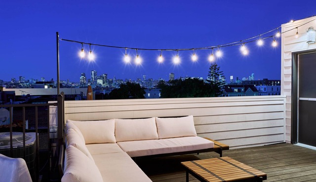 Modern and cozy city getaway with 360º views of the SF skyline and bay!