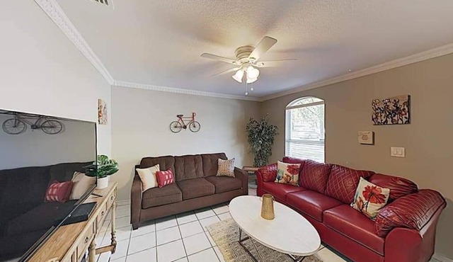 Modern and Cozy Home 10 mins to Beach