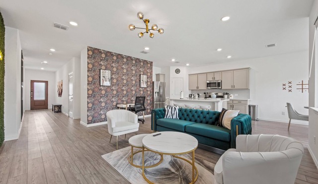 Modern and Cozy Home Near Fort Worth, 3 Bed 2 Bath