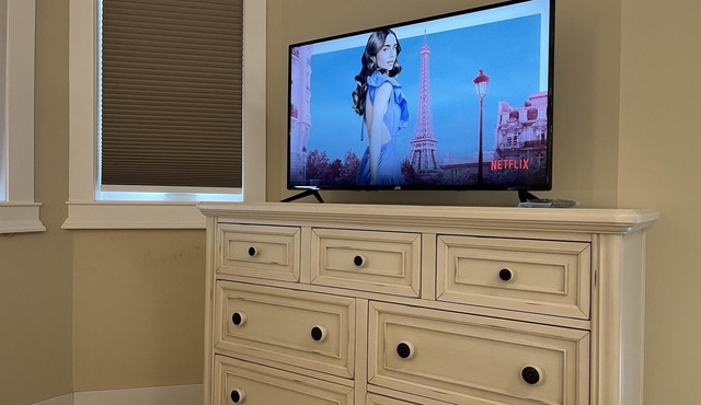 Modern and Cozy Room with City skyline View