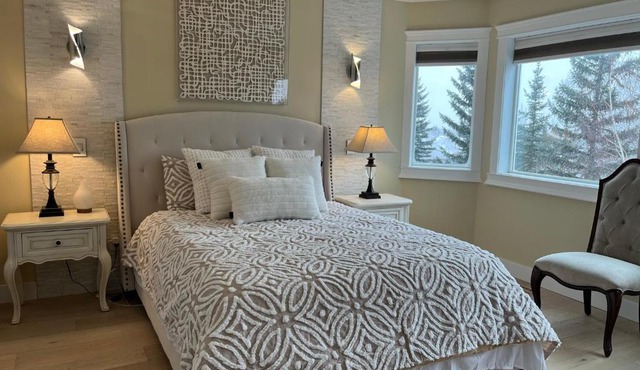 Modern and Cozy Room with City skyline View