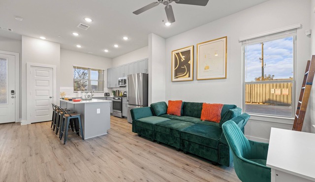 Modern and Cozy Townhome Near Cowboys and Rangers Stadium and DFW Airport
