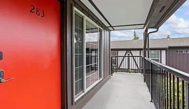 Modern and Elegant condominium located in Sea-Tac.