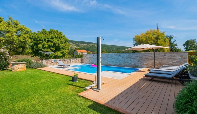 Modern and family-friendly holiday home with very well-kept garden and swimming pool.