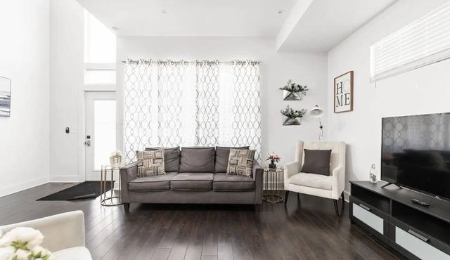 Modern and Fun 4BR+ Pool Table in Fountain Square