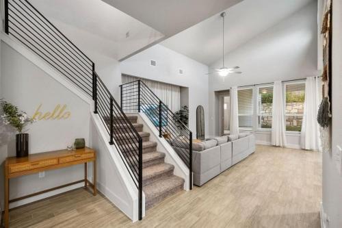 Modern and lux 4B House with Office 20 min to DT