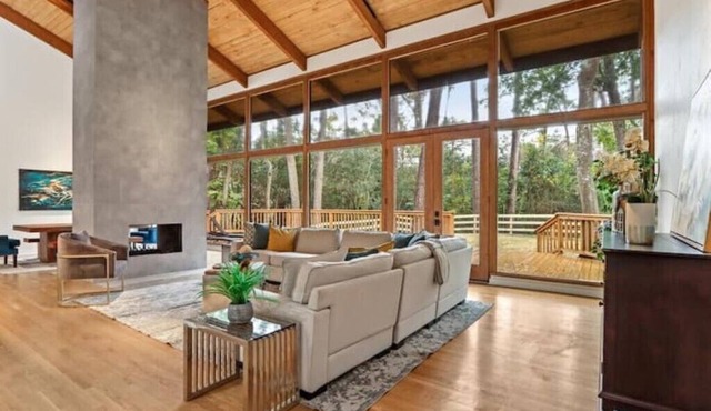 Modern and luxurious home in Hunters Creek Village