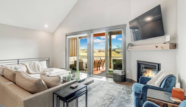 Modern and Luxurious, Spacious home w/private hot tub + mountain views
