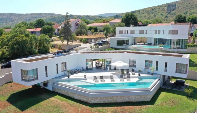 Modern and luxurious villa with swimming pool in Zmijavci