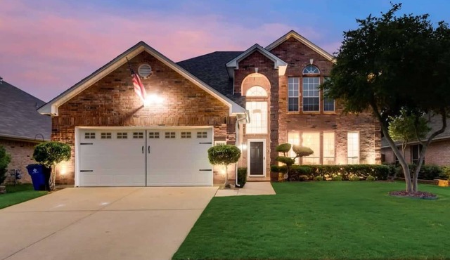 Modern and Luxury DFW Mansion with Backyard Oasis