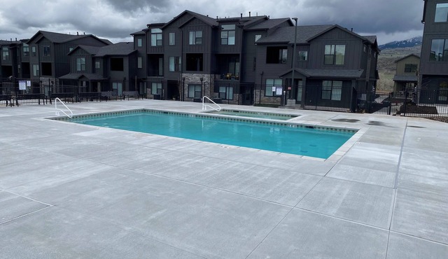 Modern and new 3-bedroom townhome with AC and WiFi in Mountain Green