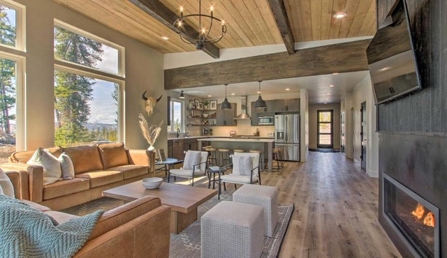 Modern and Newly Built Cabin Ski, Fish, Hike!