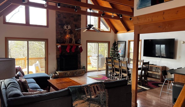 Modern and Peaceful Home with Amazing Mountain Views!
