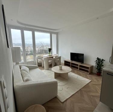 Modern and quiet apartment overlooking the Seine